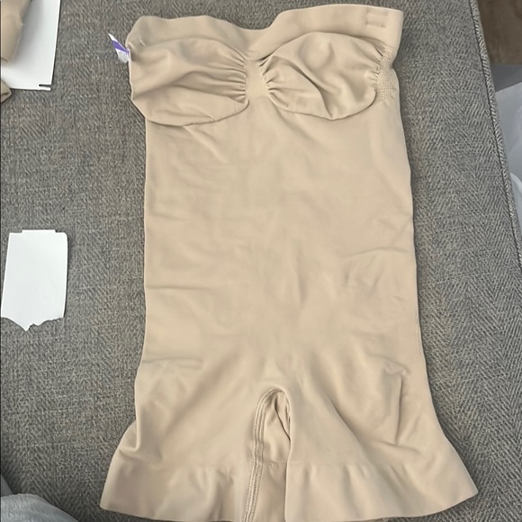 Skims strapless sculpting body shorts - Picture 2 of 5